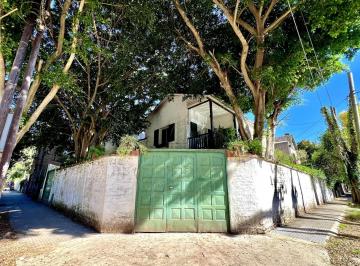 Casa · 300m² · 5 Ambientes · 3 Cocheras · Casa en Venta de 2 Plantas con Jardín y Cochera - Olivos