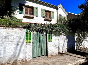 Casa · 300m² · 5 Ambientes · 3 Cocheras · Casa en Venta de 2 Plantas con Jardín y Cochera - Olivos