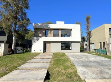Casa de 4 ambientes, General Rodríguez · Minimalista - Alvarez del Bosque