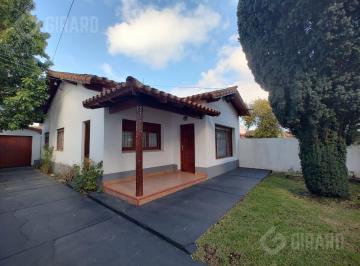 Casa · 130m² · 5 Ambientes · 1 Cochera · Chalet en Venta con Quincho, Oportunidad en Miramar.