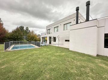 Casa · 220m² · 4 Ambientes · 2 Cocheras · Casa en Alquiler Barrio Privado Rumenco