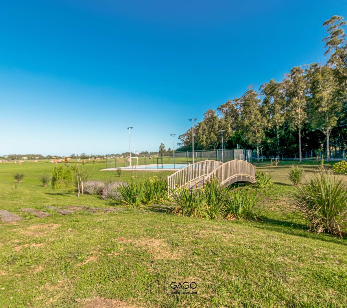 Lote 42 del Barrio Interno Haras Muy buena orientación con sol de tarde en el parque