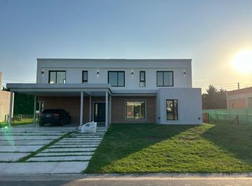 Casa · 5 Ambientes · 2 Cocheras · Casa 5 Amb en Venta en El Barrio El Rebenque - Canning