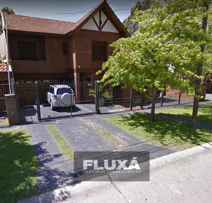 Chalet 6 amb, 300m² con pileta y garage para 2 autos — Parque Luro
