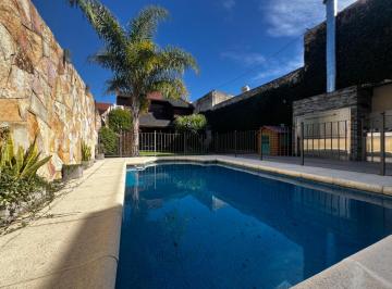 Casa · 252m² · 4 Ambientes · 3 Cocheras · Venta Casa Chalet Parrilla Pileta Apto Credito Banfield