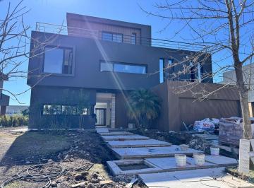Casa · 520m² · 6 Ambientes · 1 Cochera · Casa en Venta en El Yacht, Nordelta, Tigre