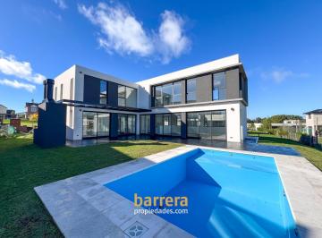Casa · 290m² · 5 Ambientes · Residencia de Categoria 3 Dorm.