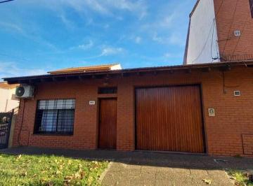 Casa · 70m² · 33 Ambientes · 1 Cochera · Casa Chalet en Alquiler en Bernal, Quilmes, G. B. a. Zona Sur