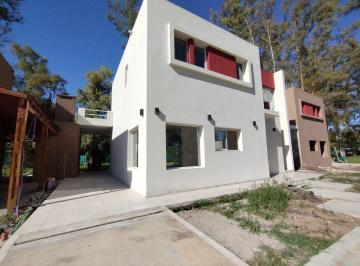 Casa · 145m² · 4 Ambientes · 2 Cocheras · Casa Barrio Cerrado