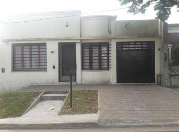Casa · 110m² · 4 Ambientes · Casa en Alquiler en La Plata - Dacal Bienes Raíces