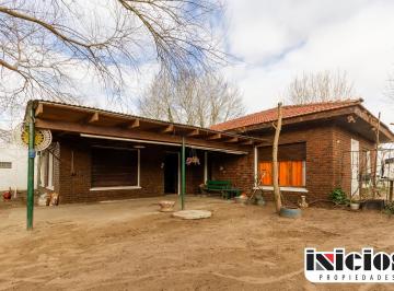 Casa de 4 ambientes, Mar de Ajó · Chalet y 5 Departamentos: Termas de Rio Hondo Nº 271 - Mar de Ajó - C699