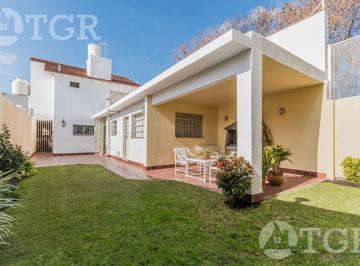 Casa · 147m² · 6 Ambientes · 1 Cochera · Cálida Casa en Lomas de Zamora con Diseño Funcional y Entorno Privilegiado