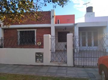 Casa de 7 ambientes, Lomas de Zamora · Casa Para Dos Familias con Amplio Terreno Libre