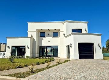 Casa · 200m² · 5 Ambientes · 1 Cochera · Casa en Arenas del Sur
