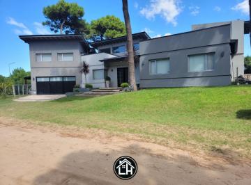Casa · 370m² · 6 Ambientes · 2 Cocheras · Casa en Alquiler en Pinamar Temporada 2024
