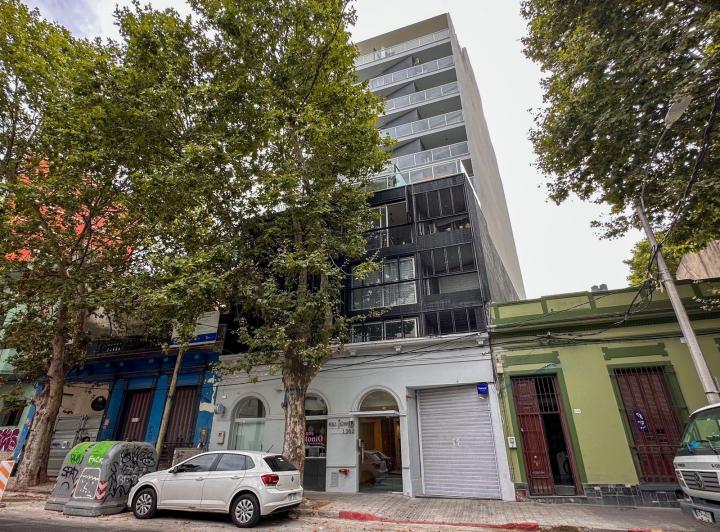 Desarrollo horizontal , Uruguay · Apartamento de 2 Dorm. con Garaje, con Renta y Balcón