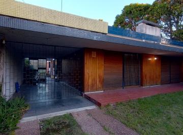 Casa · 271m² · 7 Ambientes · 3 Cocheras · Casa en Excelente Ubicacion Sobre Lote de 819 m²