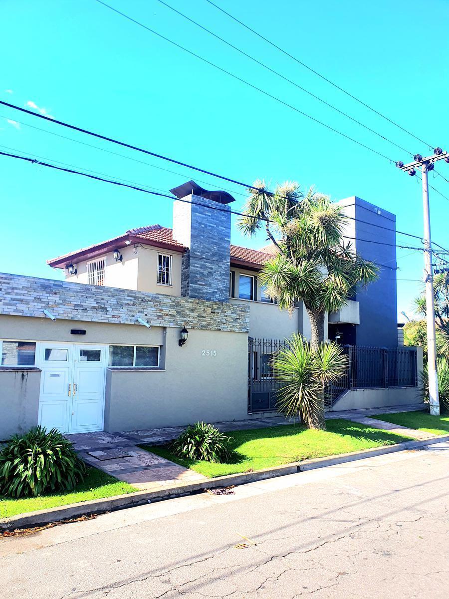 Casa 7 amb, 460m² en Punta Mogotes con quincho y entrada para 2 vehículos