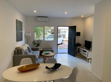 Casa · 102m² · 4 Ambientes · 2 Cocheras · Duplex a La Venta 4 Ambientes con Jardín en Olivos