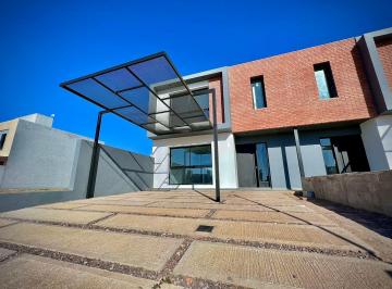 Casa · 140m² · 5 Ambientes · 1 Cochera · Solares de Manantiales!duplex Categoria! 3 Dorm!