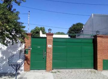Casa · 150m² · 3 Ambientes · 3 Cocheras · Casa en Venta 3 Amb con Jardin y Parrilla en Boulogne, San Isidro.