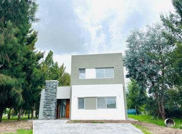 Casa de 5 ambientes, La Plata · Casa a Estrenar de 5 Ambientes con Jardin y Piscina (Barrio Miralagos)