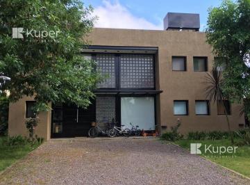 Casa · 200m² · 4 Ambientes · 2 Cocheras · Casa Estilo Moderno en Alquiler de 4 Ambientes en Barrio Los Sauces. Pilar