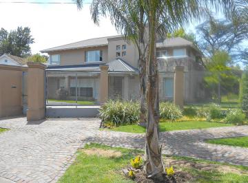 Casa de 9 ambientes, Morón · Casa de 5 Dorm., Suite, Escritorio, Parque y Pileta en Castelar