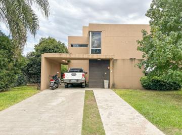 Casa · 240m² · 7 Ambientes · 2 Cocheras · Casa 4 Dorm. en Barrio San Marino
