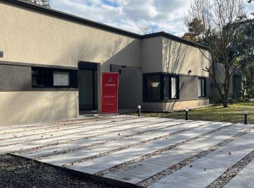 Casa · 130m² · 4 Ambientes · 2 Cocheras · Venta de Casa 4 Ambientes en Muñiz