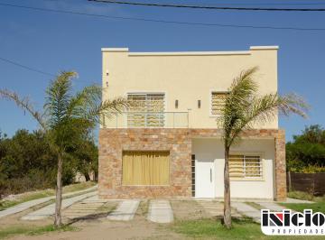 Casa de 3 ambientes, Nueva Atlantis · 2 Dúplex y Una Casa: Libres del Sur E/ Hallbach y Newton - Nueva Atlantis - C603