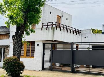 Casa · 198m² · 5 Ambientes · 3 Cocheras · Casa Venta La Plata - 5 Ambientes - Jardin y Pileta