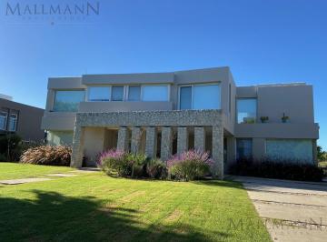 Casa · 490m² · 6 Ambientes · 2 Cocheras · Casa en Venta en Estancias Golf con Gran Vista | Mallmann Propiedades