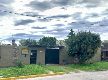 Casa de 6 ambientes, Lomas de Zamora · Casa con Amplio Jardín, Quincho y Piscina en Venta