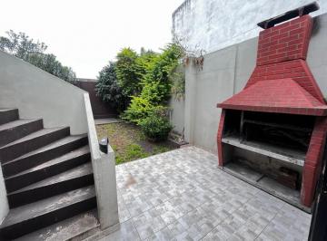 PH · 60m² · 3 Ambientes · 1 Cochera · Se Alquila PH Tipo Casa, Tres Ambientes, Al Frente con Cochera y Jardin. (Sin Expensas)