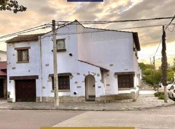 Casa · 220m² · 9 Ambientes · 1 Cochera · Importante Esquina Ubicada en Avellaneda y Tucuman - Barrio Chauvin - 9 Ambientes