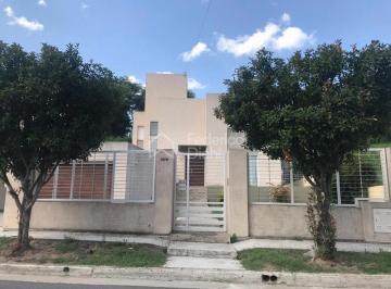 Casa · 200m² · 3 Ambientes · 2 Cocheras · Muy Linda Propiedad en Venta Desarrollada en Dos Plantas en El Corazón de Argüello.