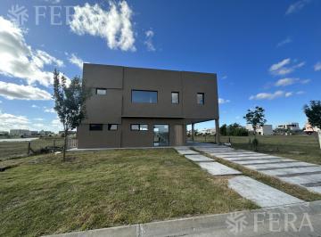Casa · 180m² · 4 Ambientes · 1 Cochera · Venta de Casa 4 Ambientes con Galeria y Fondo en Magallanes en Berazategui