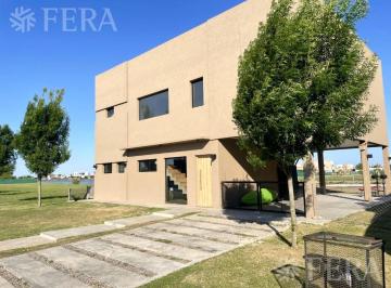 Casa · 180m² · 4 Ambientes · 1 Cochera · Venta de Casa 4 Ambientes con Galeria y Fondo en Magallanes en Berazategui
