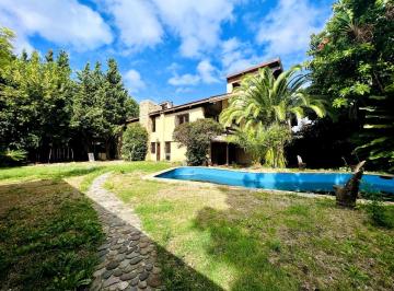 Casa · 720m² · 8 Ambientes · 5 Cocheras · Casa en Alquiler - Martínez - con Gran Jardín y Pileta!
