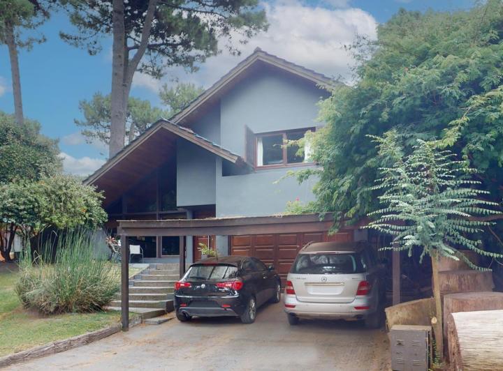 Casa · 420m² · 7 Ambientes · 3 Cocheras