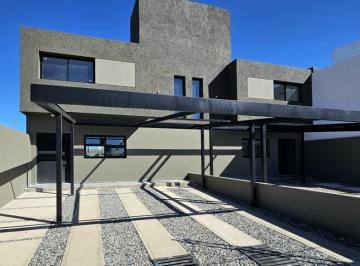 Casa · 118m² · 4 Ambientes · 2 Cocheras · Solares de Manantiales, Duplex de 3 Dorm. en Venta, Patio con Asador
