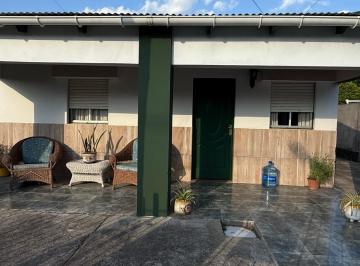Casa · 165m² · 4 Ambientes · 1 Cochera · ¡Se Vende Encantadora Casa en Roque Pérez, con Todos Los Servicios!