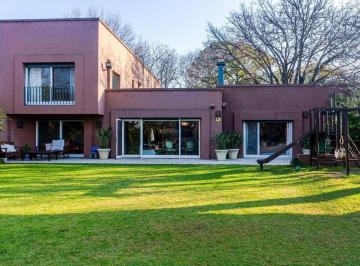 Casa · 410m² · 9 Ambientes · 1 Cochera · Espectacular Casa en Venta en Lomas Jockey - San Isidro