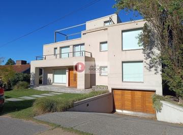 Casa · 330m² · 3 Dormitorios · 2 Cocheras · Casa en del Buen Orden