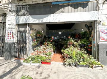 Local comercial · 195m² · Excelente Local Sobre Av Independencia y Castro Barros 8 m de Frente. Sin Expensas