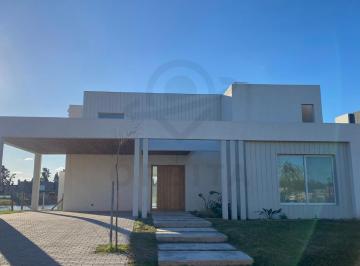 Casa · 224m² · 6 Ambientes · 2 Cocheras · Casa en Venta en Barrio Santa Ana, a La Laguna