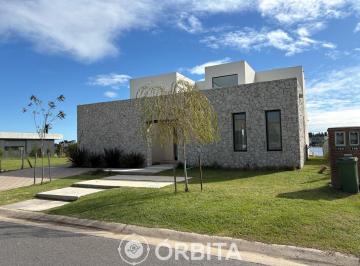 Casa · 223m² · 7 Ambientes · Casa en Venta en Barrio Santa Ana, Villa Nueva, Tigre, a La Laguna
