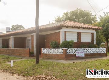 Casa de 3 ambientes, Mar de Ajó · Casa: Almirante Brown Esq. Diagonal Favaloro - El Silvio - C500