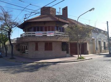 Casa · 242m² · 3 Dormitorios · 1 Cochera · Chacabuco 200